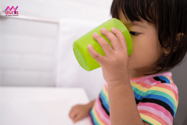 Súc nước muối loãng - cách giảm đau cho bé 3 tuổi bị sâu răng hàm 
