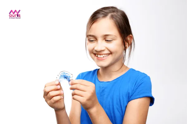 Niềng răng nhựa cho trẻ em giúp ổn định răng mới mọc ngay ngắn. hạn chế các tình trạng lệch lạc 