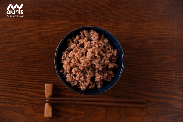 Nên chọn ăn cơm gạo trắng hay cơm gạo lứt?