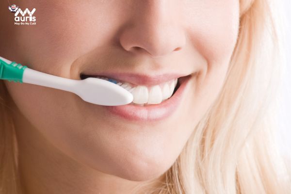 Vệ sinh răng miệng sạch sẽ  - Phương pháp phòng ngừa làm răng sứ bị hôi miệng 