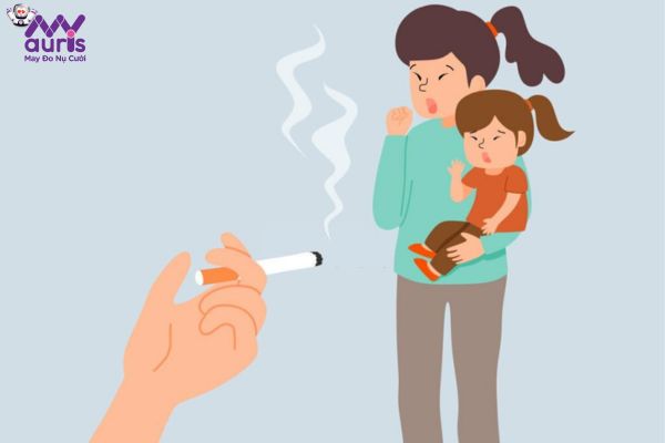 Hít khói thuốc là cũng là nguyên nhân phổ biến khiến bé bị ho