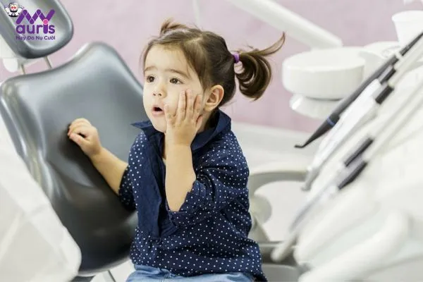 Dấu hiệu giúp nhận biết bé bị sâu răng 
