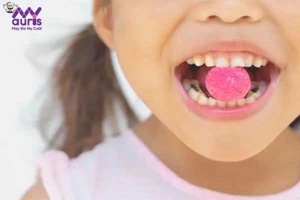 Vì sao các bé khi ăn kẹo bị sâu răng?