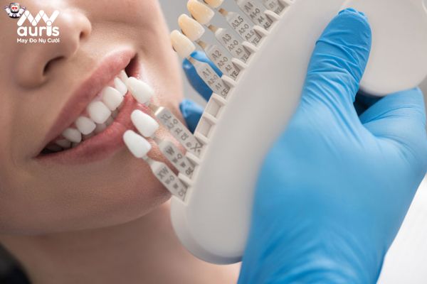 Gặp bác sĩ kiểm tra răng miệng định kỳ 