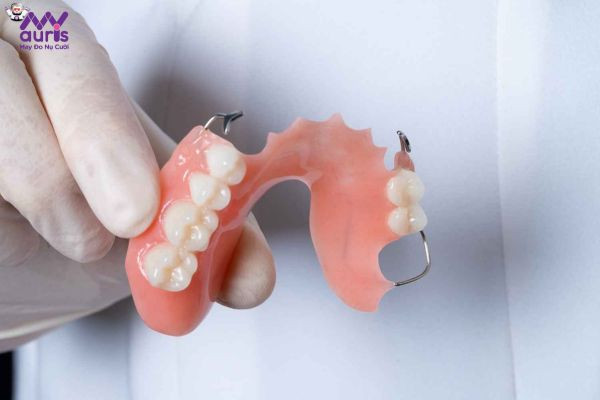 Hàm giả tháo lắp phù hợp dùng cho người lớn tuổi