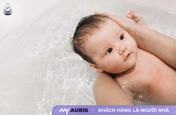 có nên tắm khi bị sốt