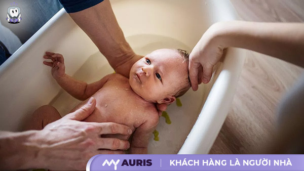 có nên tắm khi bị sốt