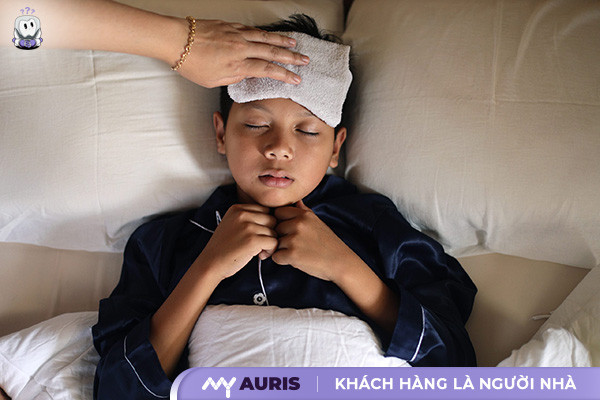 có nên tắm khi bị sốt