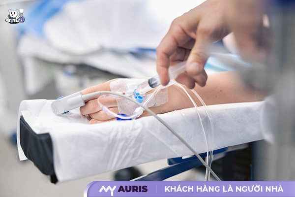 trồng răng implant có gây mê không