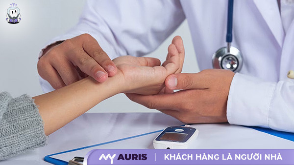 nhìn cổ tay biết có thai