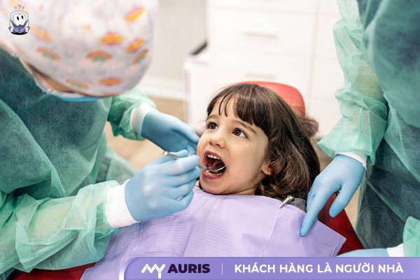 trẻ mọc răng không đúng thứ tự