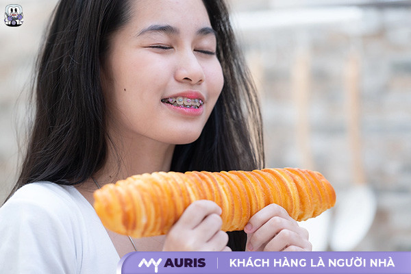 niềng răng ăn bánh mì được không