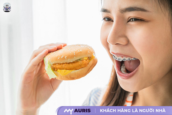 niềng răng ăn bánh mì được không